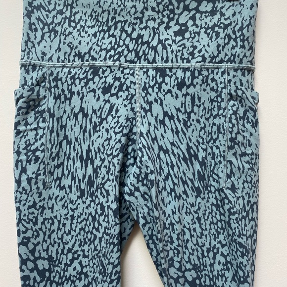 Athleta Salutation Stash Pocket II Printed 7/8 Tights - Picture 5 of 5